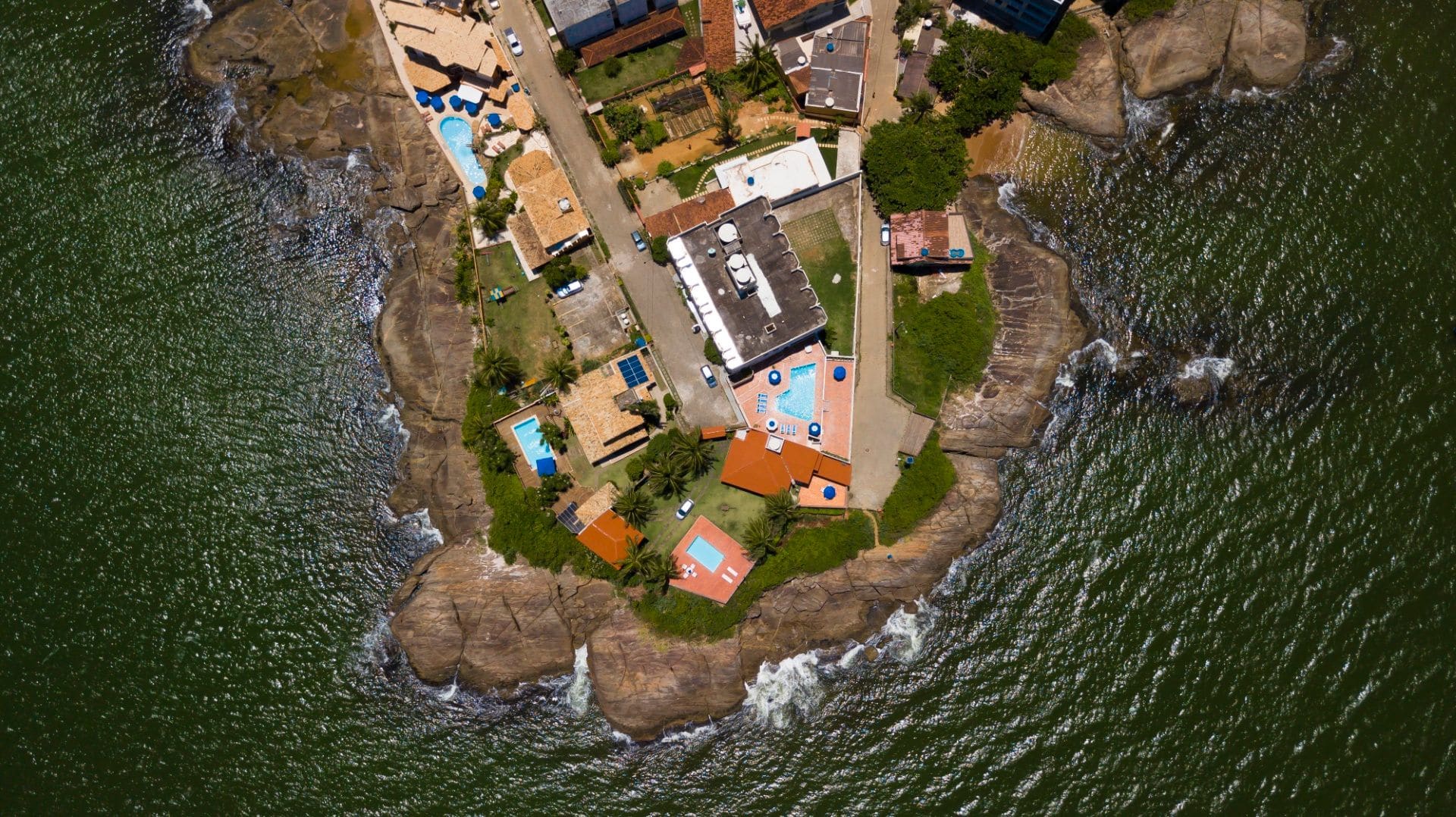 Vista aérea do Hotel Portal da Lua junto à Praia Costa Azul, em Iriri