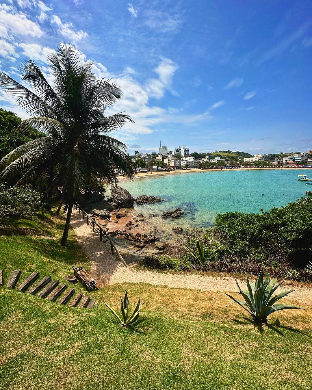 Praia Costa Azul, em Iriri, com coqueiro, gramado e mar azul-turquesa em frente ao hotel